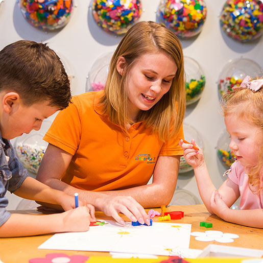 Ravensburger Kinderwelt Kornwestheim_Pressemappe-Workshops und Gruppen_Kinder beim Spiele-Erfinder-Workshop in der Ravensburger Kinderwelt